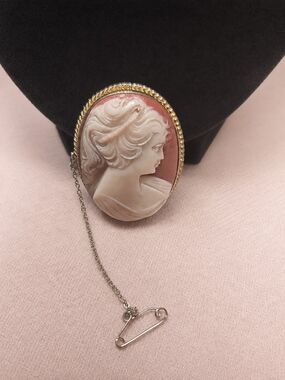 Vintage Signed SPHINX Pink Cameo Brooch with Safety Chain